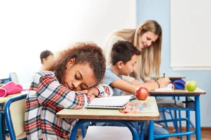 sonolência diurna pode levar a déficit de aprendizado nas crianças